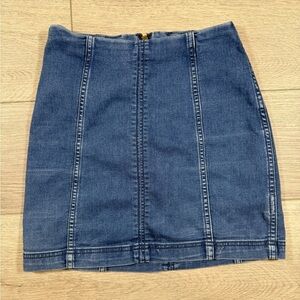 FREE PEOPLE - MODERN FEMME NOVELTY MINI DENIM SKIRT size 2 women’s light wash